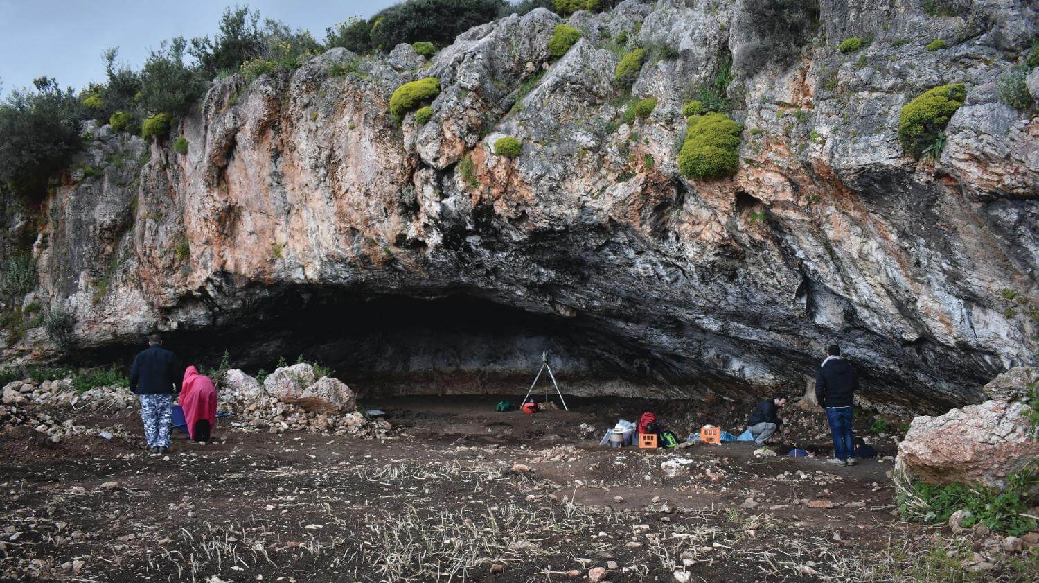 The arched entrance to the cave.