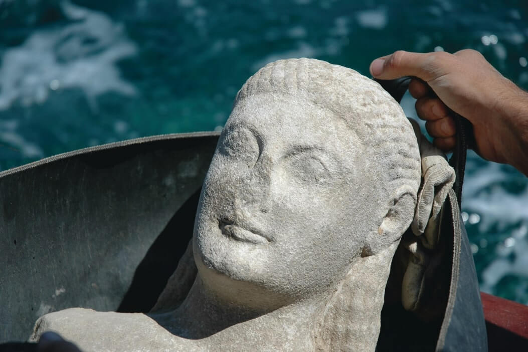 Head of an archaic kouros (first half of the 6th century BC).