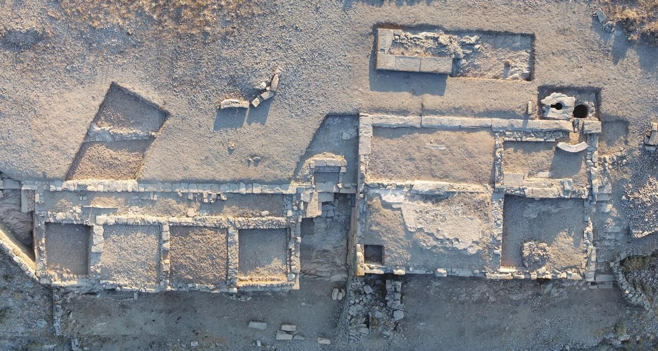 Buildings 1 and 2 of the Middle Plateau of the acropolis at Vryokastraki.