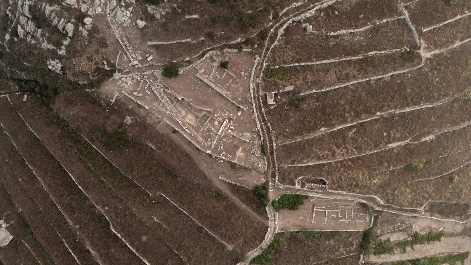 Aerial photograph of the wall and buildings of the settlement.